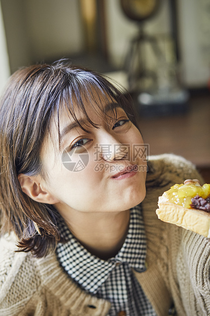 独自用餐的女人图片