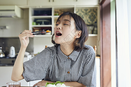 中午丰盛用餐的女人图片