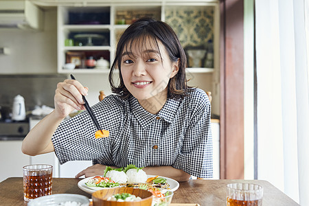 中午丰盛用餐的女人图片