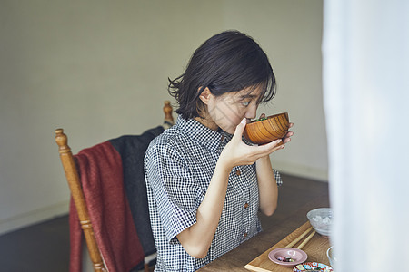 中午丰盛用餐的女人图片