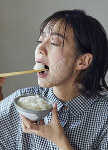 大口吃饭的女人图片