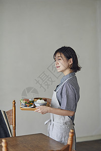 居家女性享受美食图片