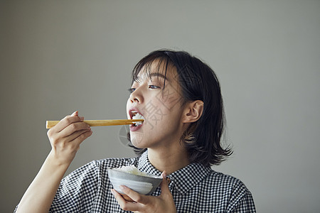 居家女性享受美食图片