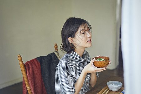 居家女性享受美食图片