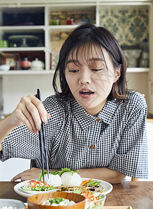 居家女性享受美食图片