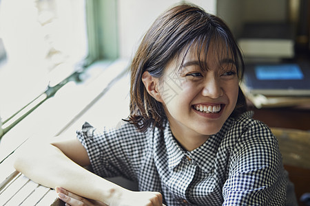 居家女性享受美食图片