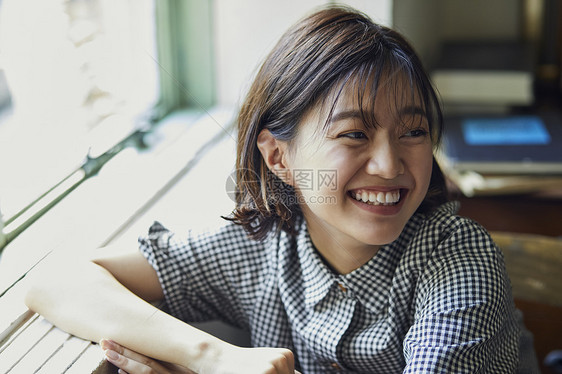 居家女性享受美食图片