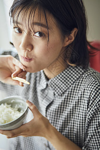 居家女性享受美食图片