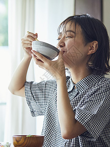 居家女性享受美食图片