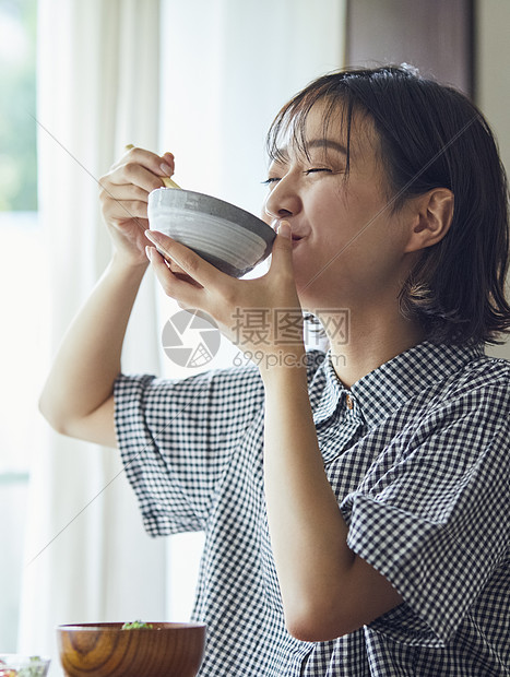 居家女性享受美食图片