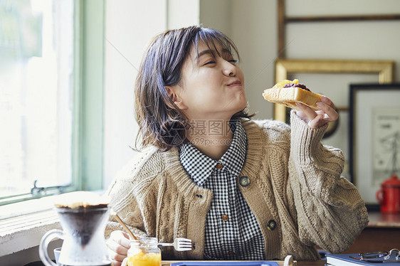 居家女性享受美食图片