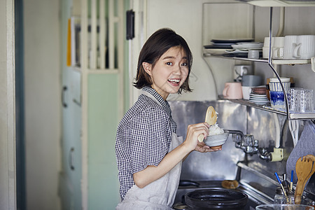 居家女性享受美食图片