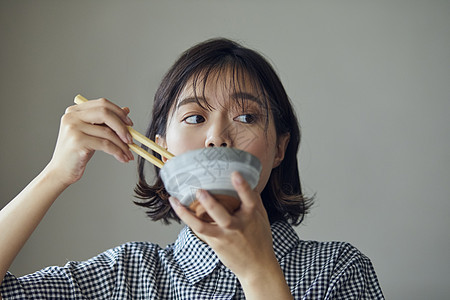 居家女性享受美食图片