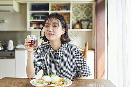 居家女性享受美食图片