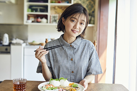 居家女性享受美食图片