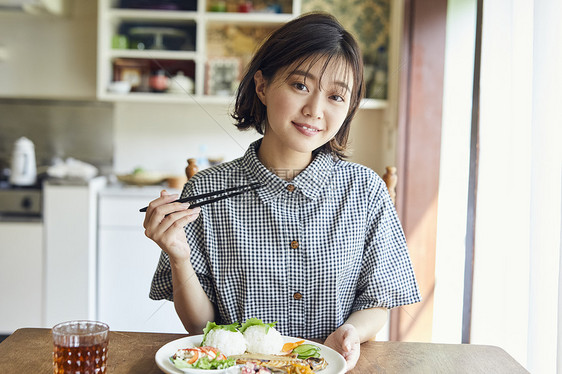 居家女性享受美食图片