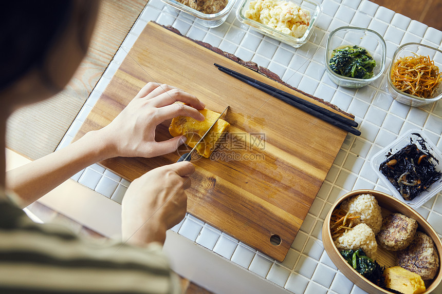 菜板上切菜特写图片