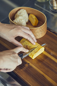 正在做美食的女人图片