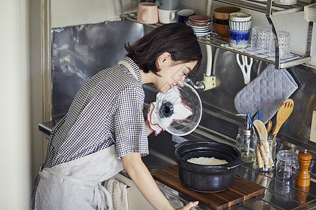 正在做美食的女人图片