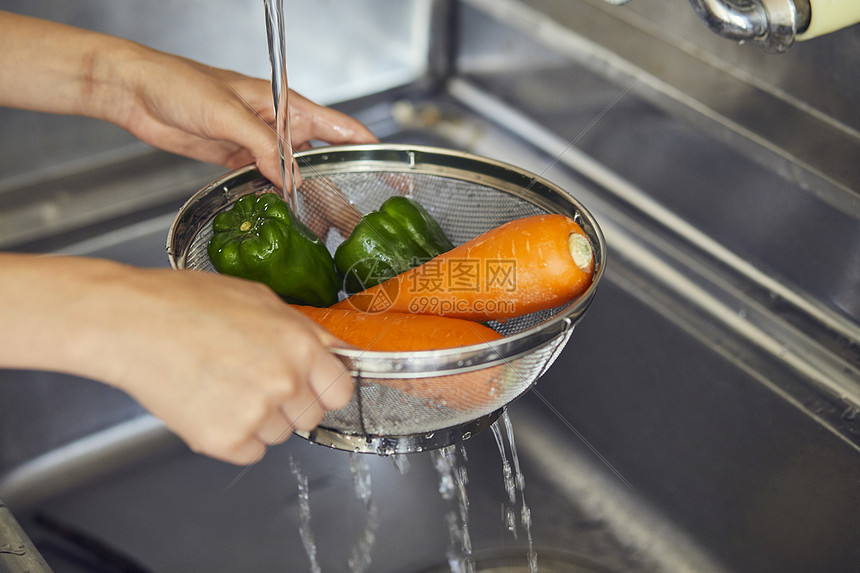 洗菜的女人图片