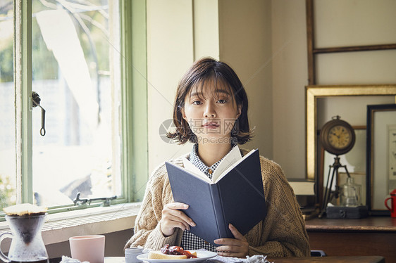 室内看书的女人图片