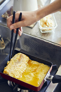 正在做美食的女人图片