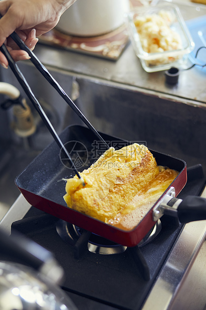 正在做美食的女人图片