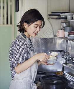 正在盛饭的女人图片