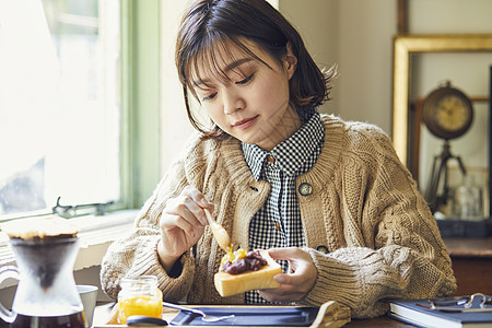 居家女性享受美食图片