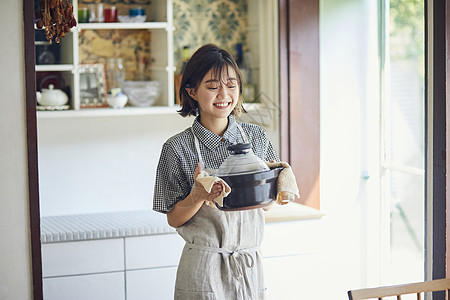 居家女性享受美食图片