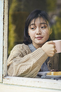 居家女性享受美食图片