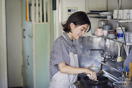 居家女性享受美食图片