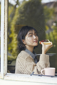 居家女性享受美食图片