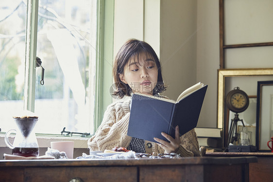 年轻居家美女阅读图片