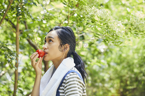 孤独的女人天妇女生活方式农业图片