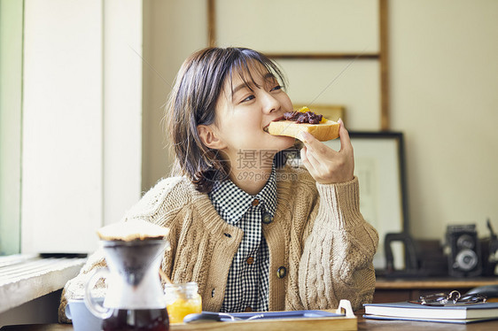 年轻居家美女下午茶图片