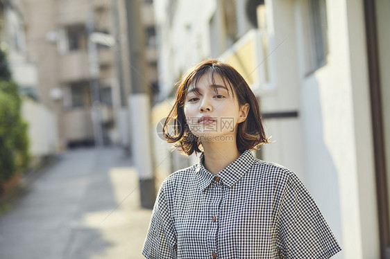 年轻路线女士们女生活方式郊游图片