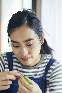 择菜的年轻女子图片