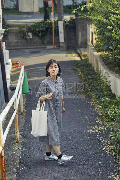 户外散步的年轻女子图片