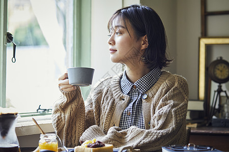 喝咖啡的年轻女子图片