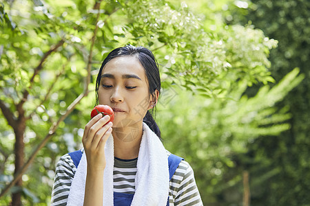 吃番茄的年轻女子图片