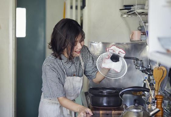 厨房制作料理的年轻女子图片