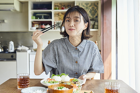 独自吃饭微笑的年轻女子图片