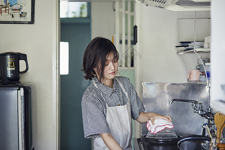 厨房制作料理的年轻女子图片