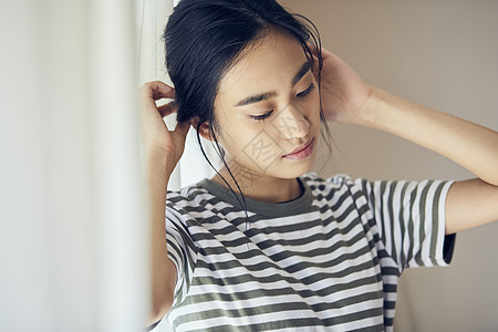 放松的年轻女子图片