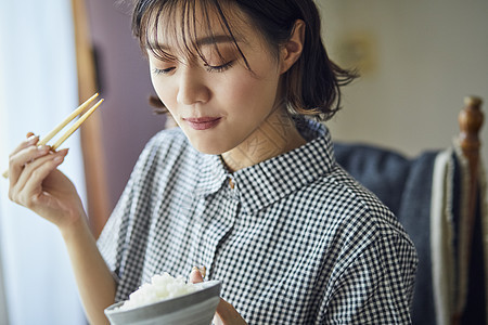 吃饭的女人图片