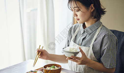 女人吃丰盛的午餐图片