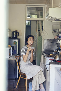 起居室吃饭的女人图片