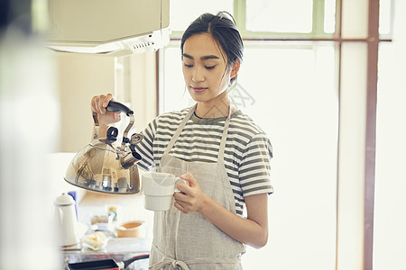 正在倒茶的女人图片