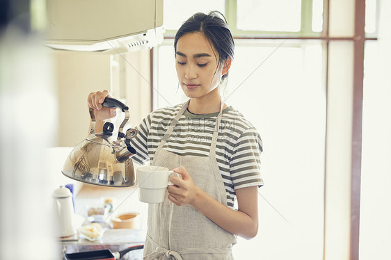 正在倒茶的女人图片